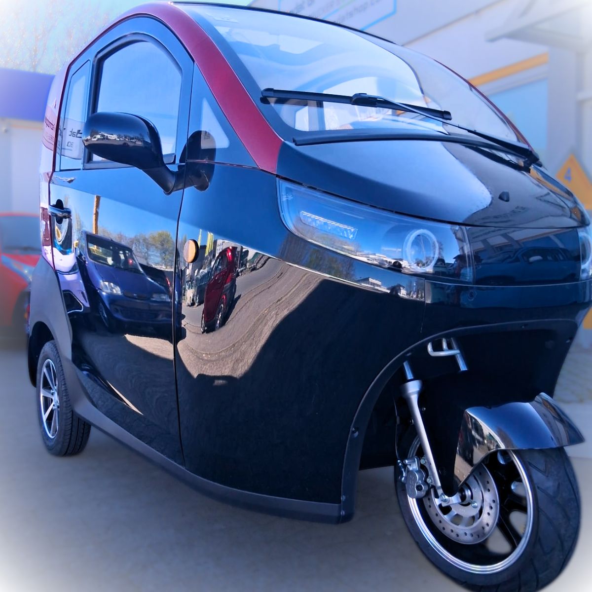 Madat 03 E Kabinenroller Dreirad  45 km/h Option 25km/h Schwarz  Rot 