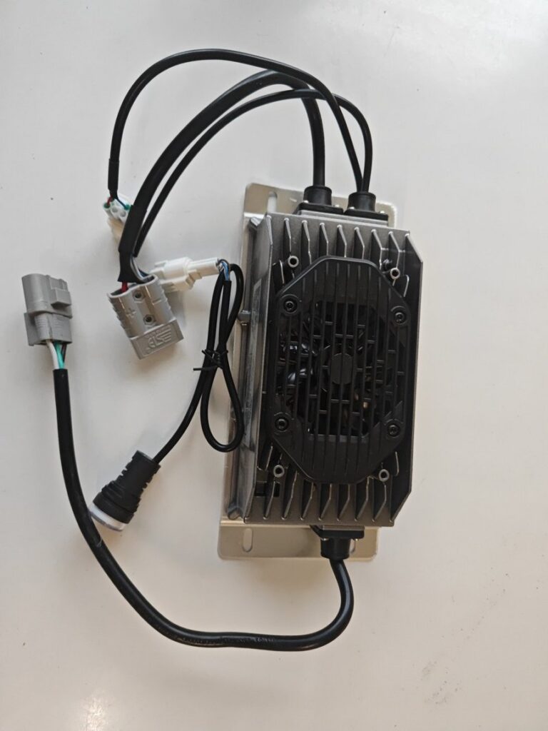 Ladegerät 72V 15A LiFePO4 CAN für Madat A05 Elektroauto – Onboard Charger Original